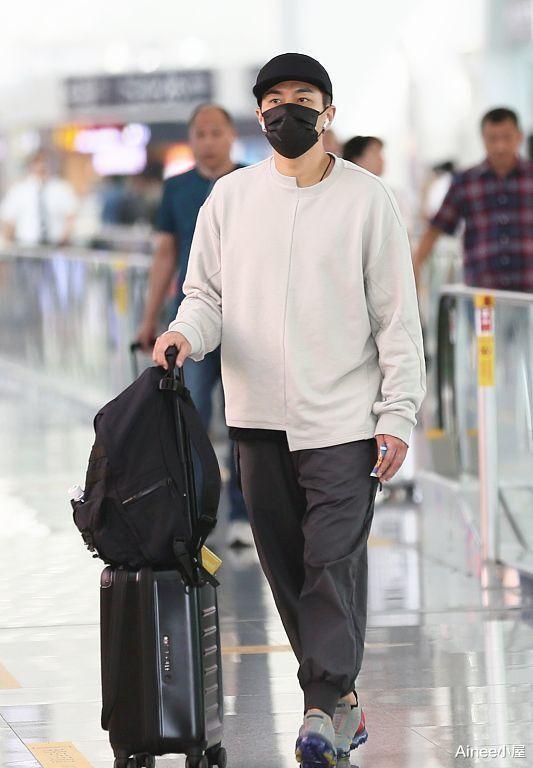 穿衣搭配|刘恺威有“大叔”的稳重了，不对称卫衣配束脚裤，穿衣休闲挺随性