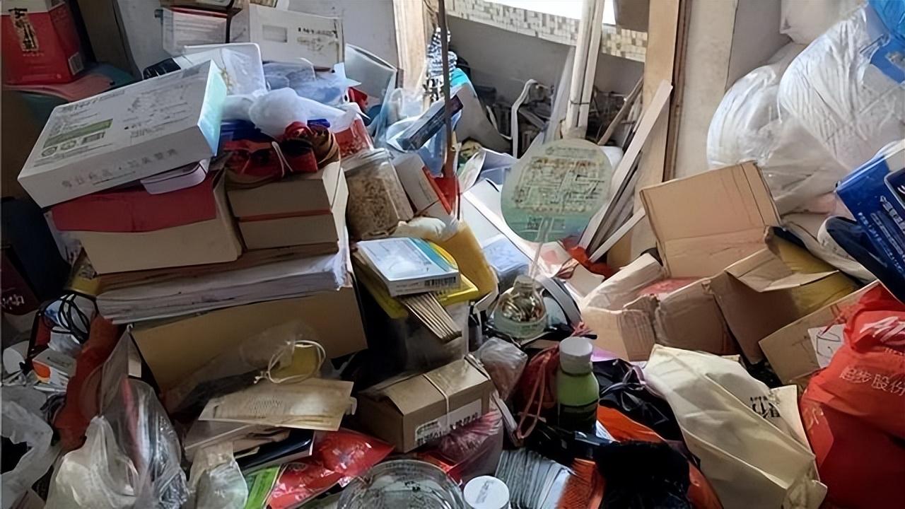 看过无数“凌乱的家”,我窥见了贫穷家庭的4个通病,个个扎心!