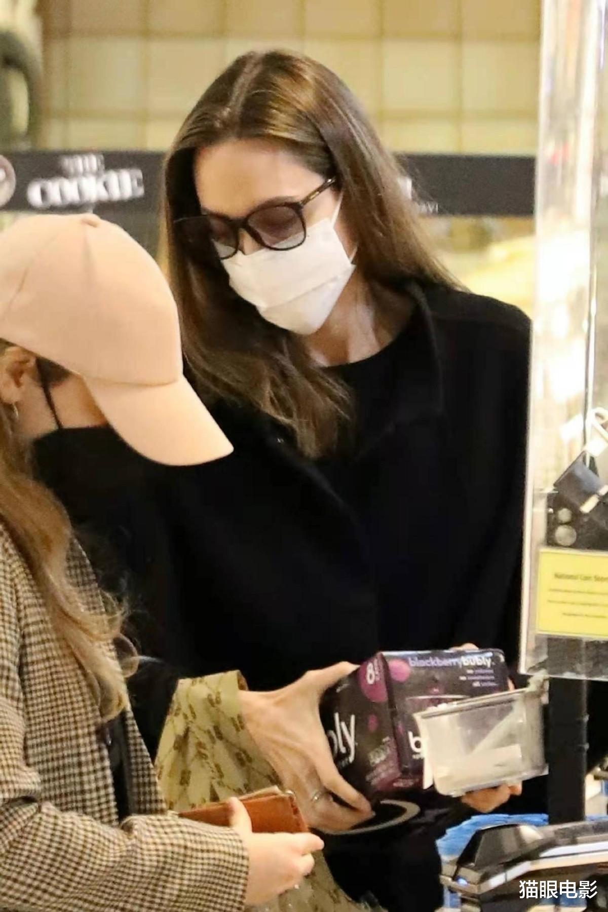 安吉丽娜·朱莉|朱莉大女儿身材超赞！大长腿又细又直，才15岁身高已到妈妈下巴