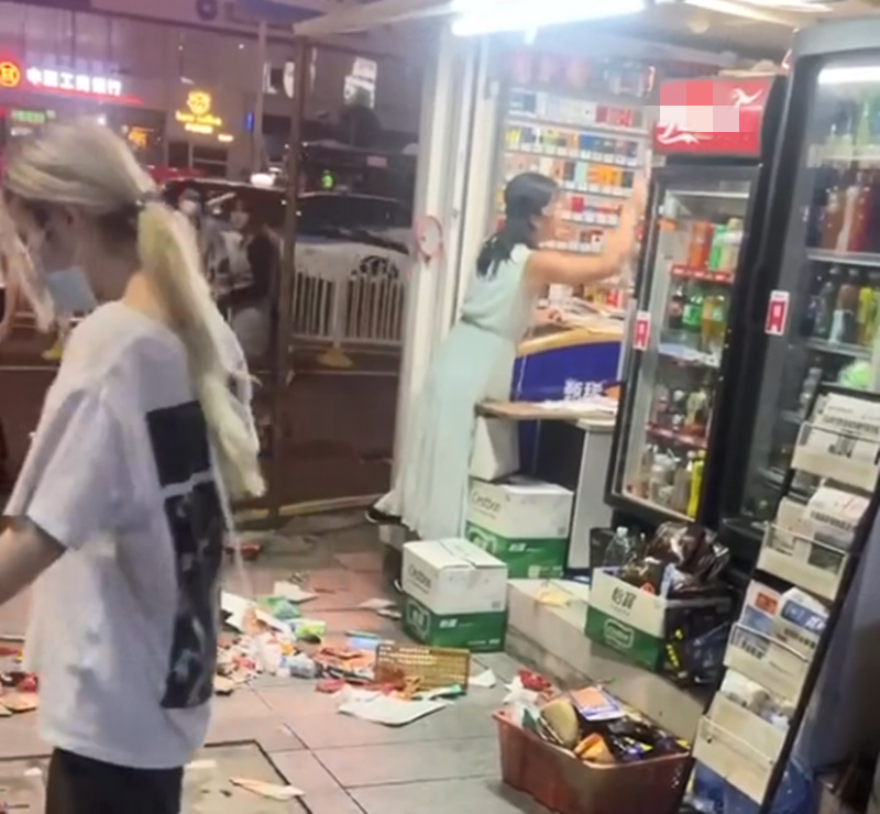 复读机?广东一女子和老板争吵,翻来覆去都是同一句话