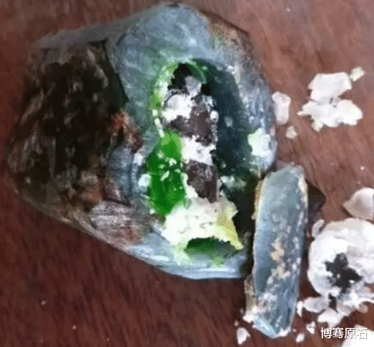 翡翠|小伙心血来潮花3万入手一块翡翠原石,还没切就徒手“扯”开了?瞬间希望破灭