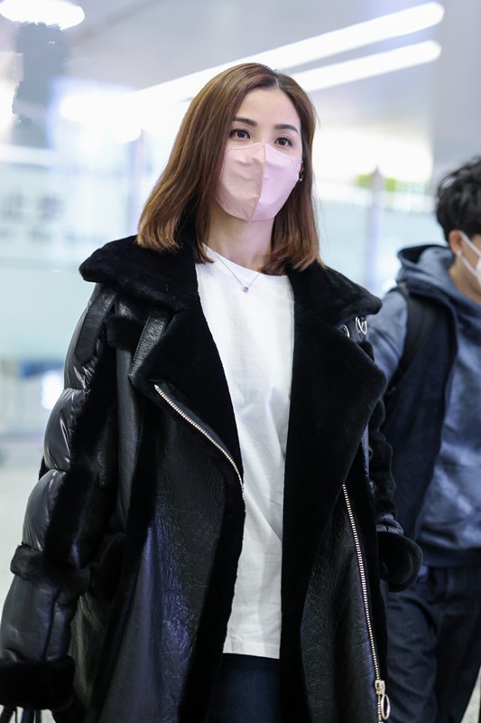 阿娇|阿娇是有多怕冷？大羽绒服配毛衣肿得像企鹅，阿sa简约穿搭赢很大