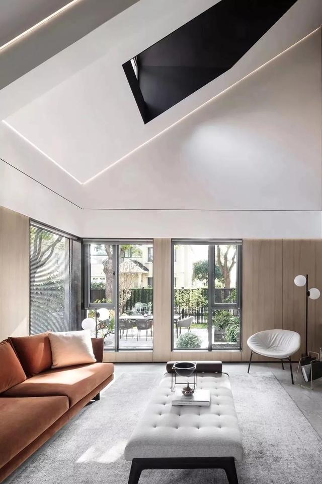 300㎡现代极简,黑白配+木饰面,满屋时尚自然的体验