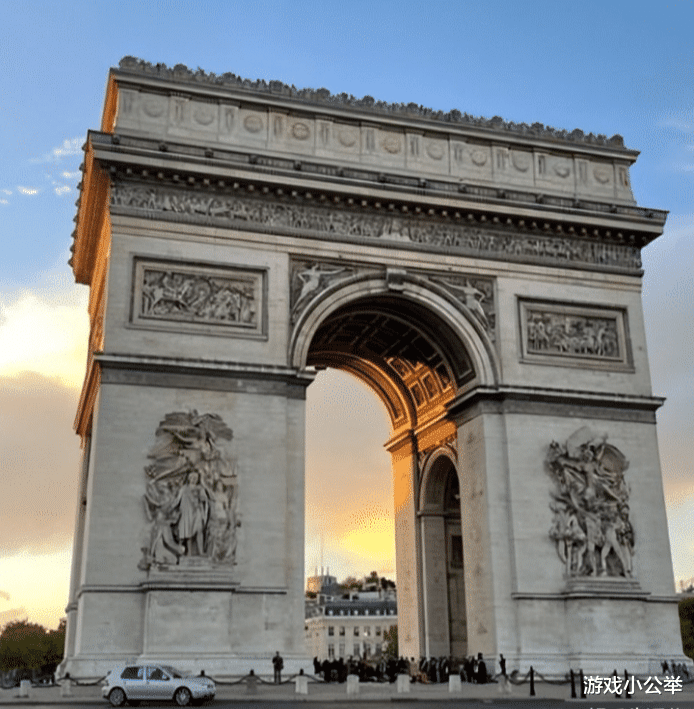 李嫣|李嫣打卡巴黎凯旋门,留学两年穿搭气质像模特,成王菲最美女儿