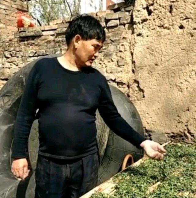 朱之文|大衣哥新儿媳露面，热情招呼公公，朱小伟跟在后面低头不语