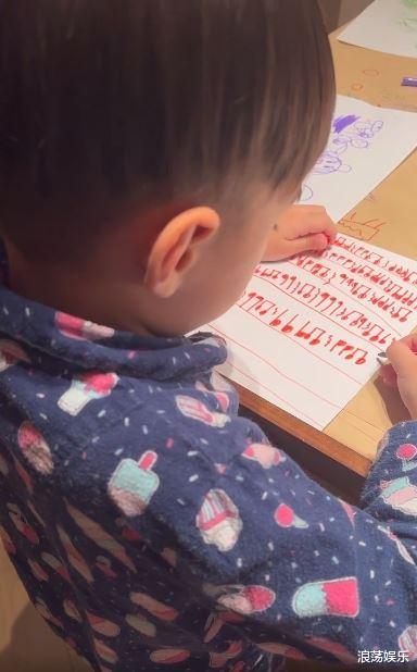 小小周|周杰伦吓坏!5岁小小周房间默默作曲。网友赞:音乐神童