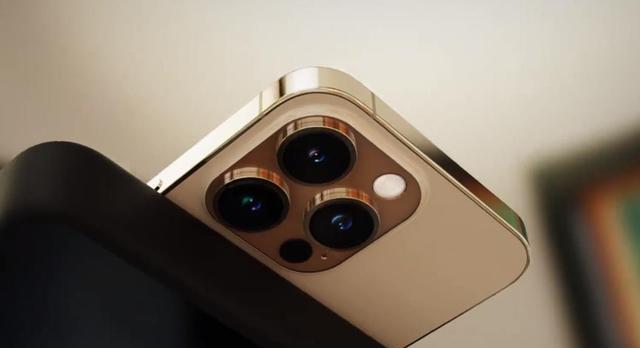 iphone 14 pro max|iPhone14ProMax开箱渲染:奢华金色,巅峰颜值,感叹号屏幕亮眼