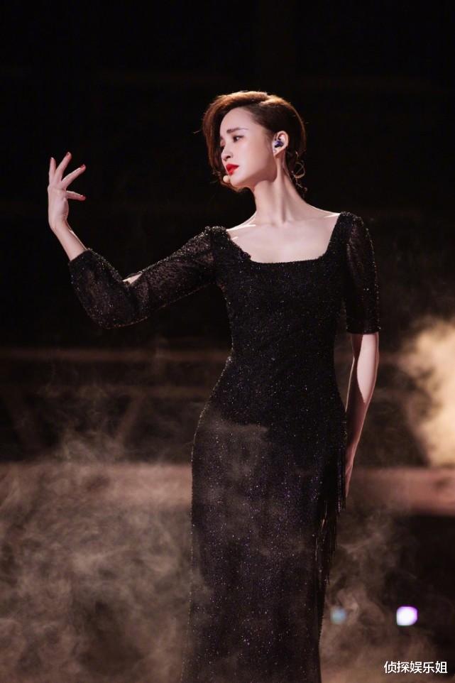 张歆艺 张歆艺晒怼脸自拍，瘦身成功变巴掌脸尖下巴，被指撞脸陈乔恩