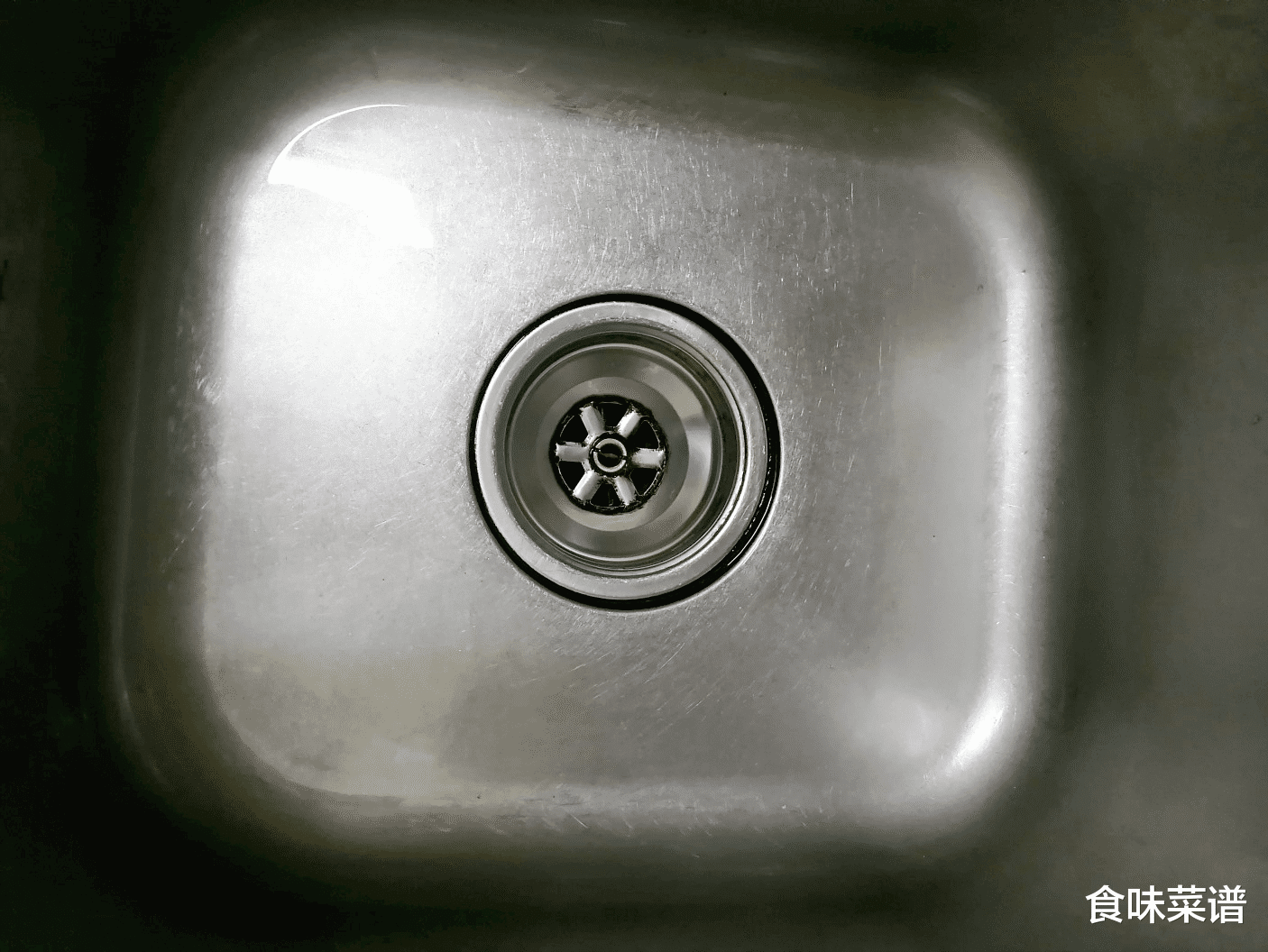 锅底烧糊了,钢丝球都擦不掉?教你一个小妙招,脏锅立马焕然一新