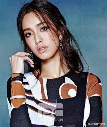 |娱乐圈又一对官宣，相识于偶像剧，把爱情谈成了甜宠剧