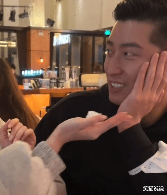 何超莲|何超莲晒与男友互逗视频好有爱,窦骁眼神很温柔,网友直呼太甜了!