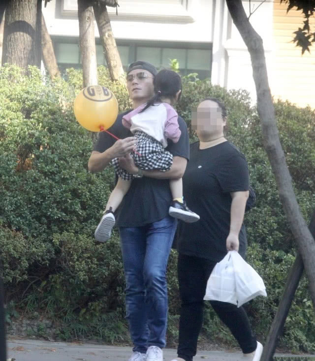 林心如|霍建华带老婆孩子逛街走迷路，3岁小海豚完全复制粘贴林心如