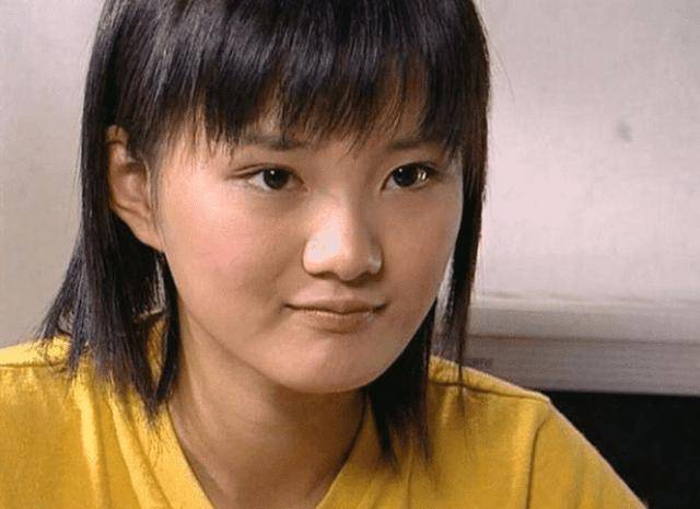 馨子|18岁靠父亲砸钱加戏，直接让黄圣给她作配，今35岁竟无戏可拍