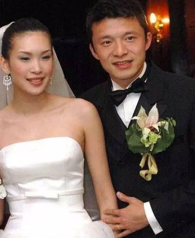 谢晖|和男足名宿谢晖结婚7年，离婚后的名模佟晨洁拿到多少补偿？