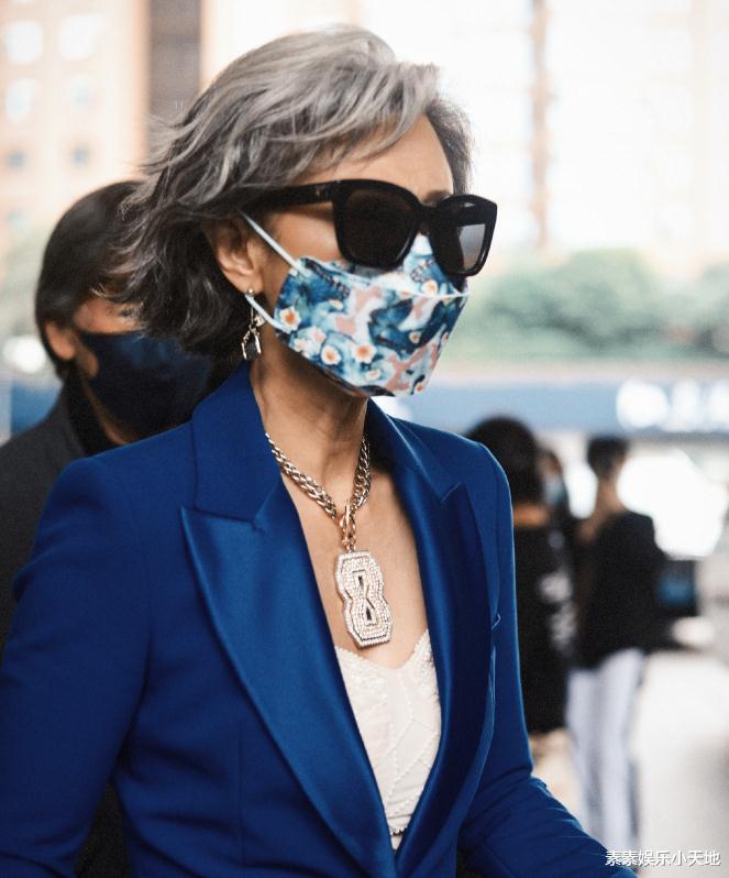 叶倩文|叶倩文蓝色西装太飒:61岁仍旧酷劲十足,气场强大像反派人物