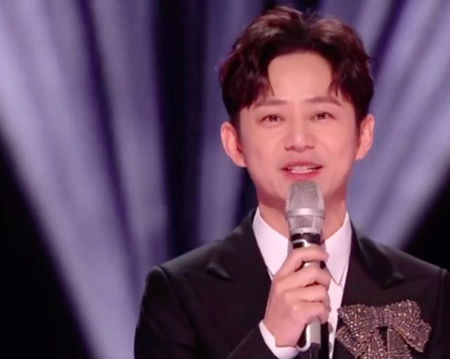 何炅|何炅在跨年晚会上哭着感谢医护人员:你们也曾像我们一样害怕,但你们冲在了前面,辛苦了