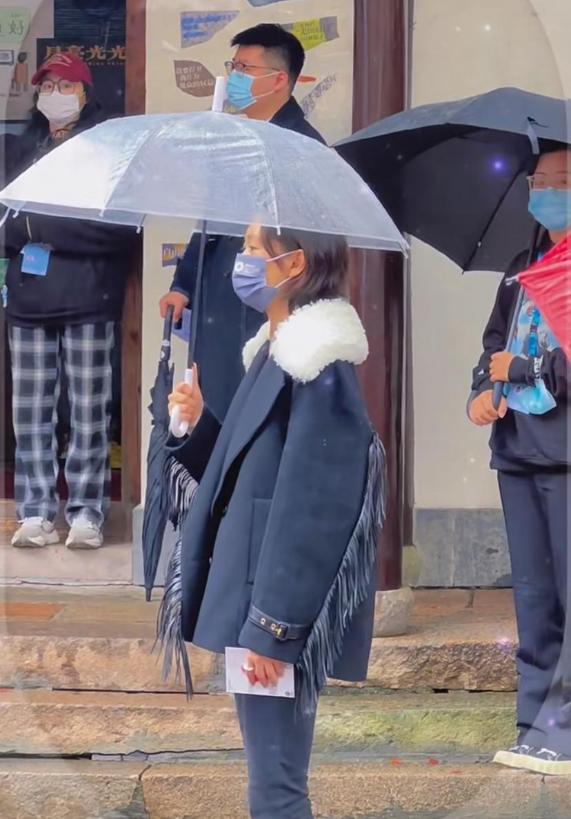 童瑶|37岁童瑶乌镇被偶遇，纯素颜现身状态超好，妆前妆后无差别