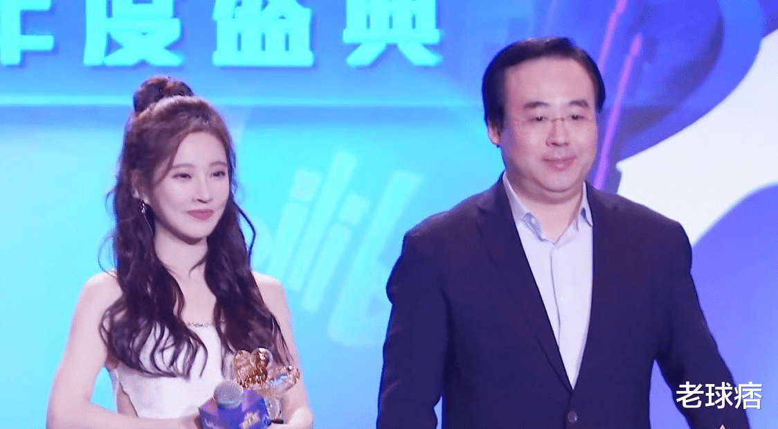 冯提莫|冯提莫勇夺BLS年度总冠军，获B站老板陈睿亲自颁奖，网友：有排面