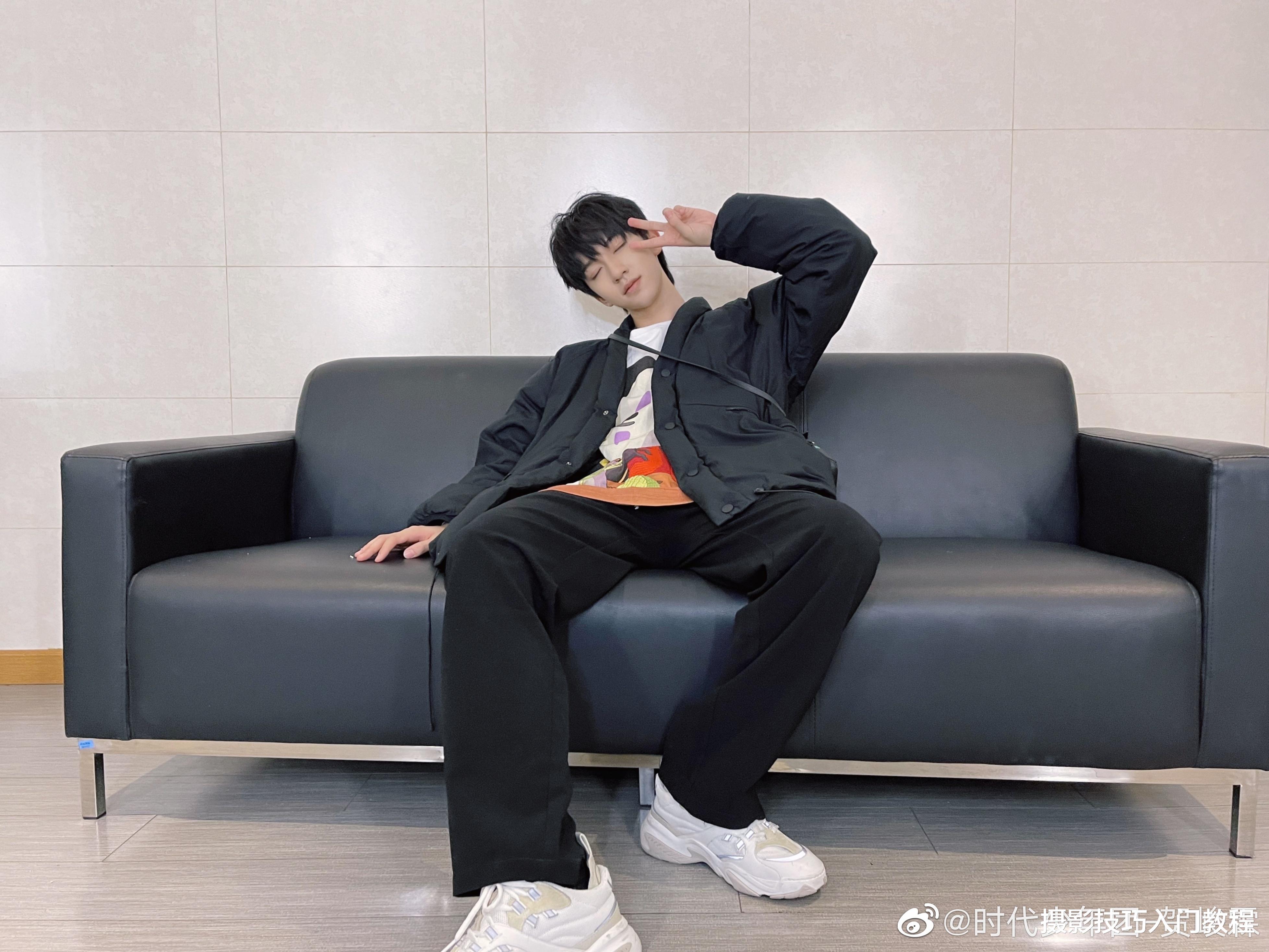 摄影技巧:沙发照怎么拍又纯又欲?女网红们都是这样拍的