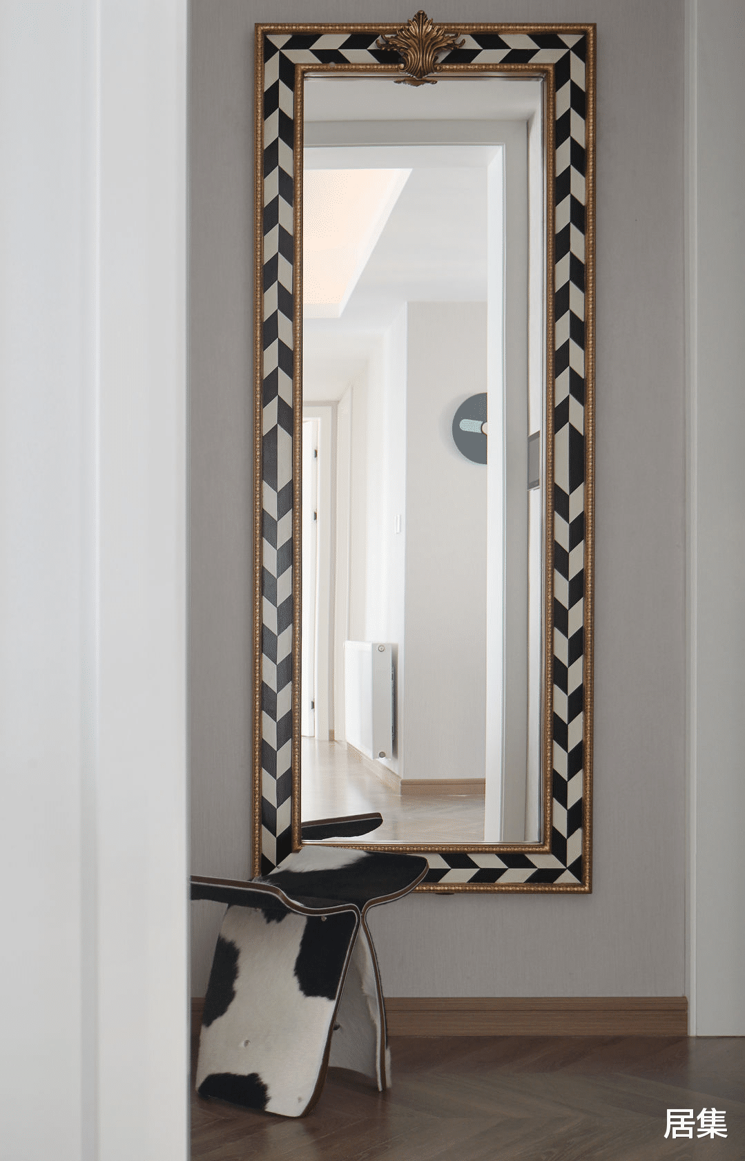 简单的配色，融入轻奢元素，混搭出时尚高档的精装小屋