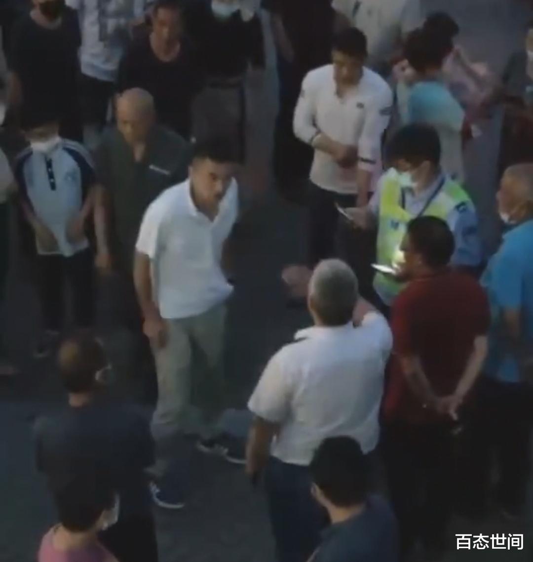 上海大爷和准女婿行苟且之事后阻止双方谈恋爱,当街争吵语出惊人