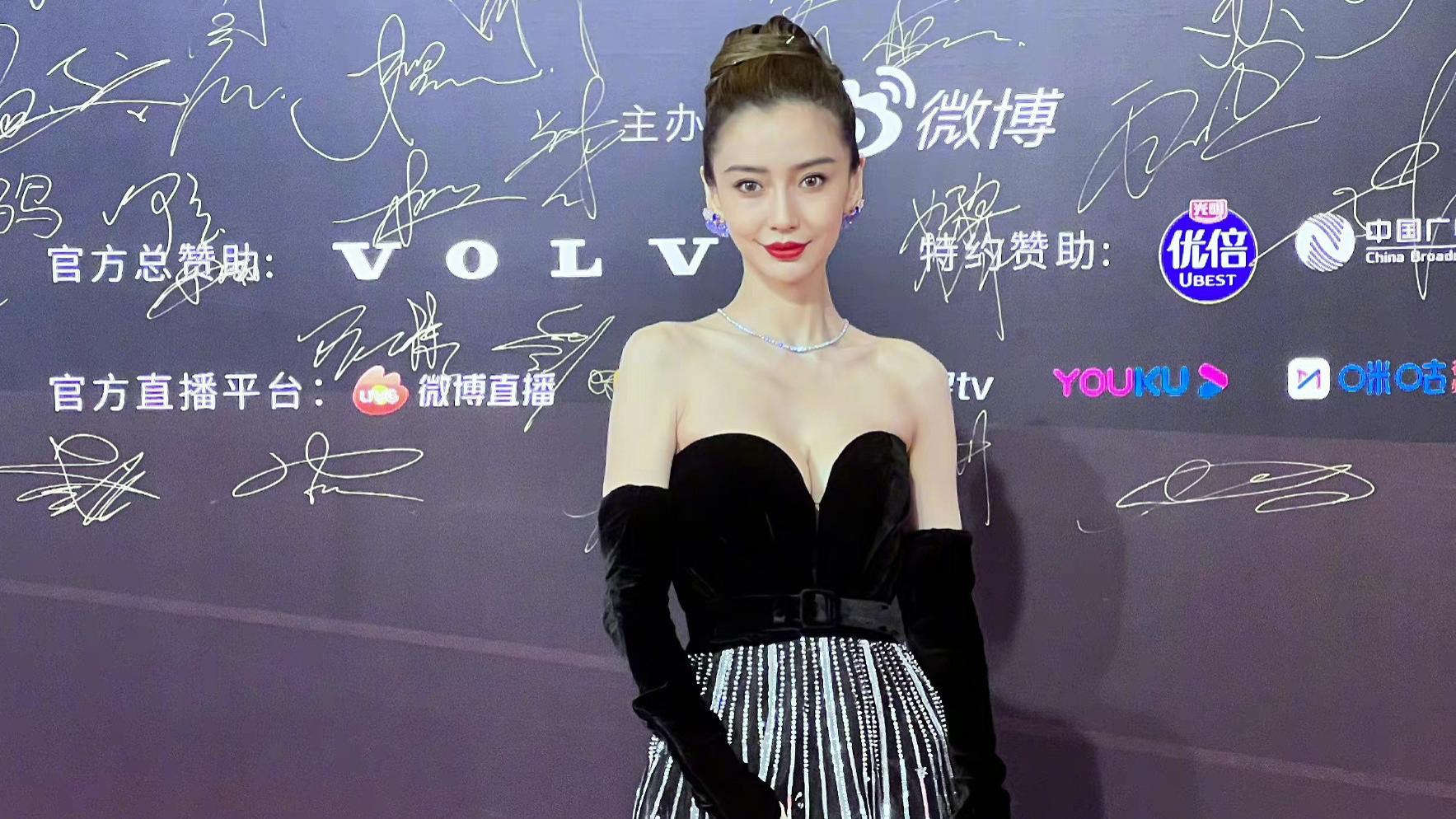 关晓彤|微博视界大会红毯80后完胜90后，baby封神赵丽颖像阿姨，“格格”关晓彤独木难支