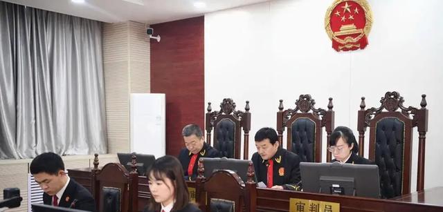 案例:19岁少女杀父弑母,只因遭继父侵犯4年,法庭上多人求情