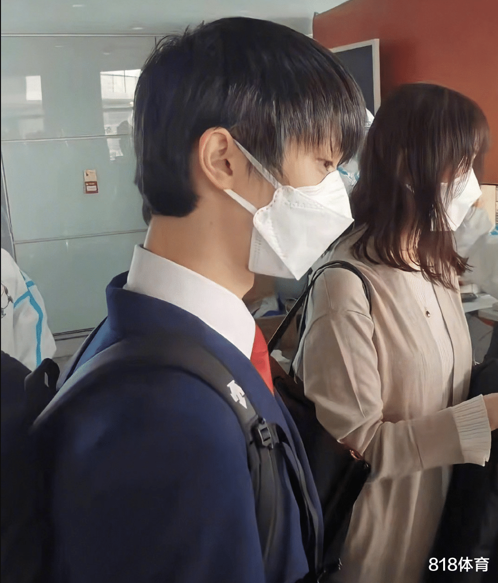 羽生结弦|终于到了! 羽生结弦抵达北京, 漂亮妈妈全程陪伴, 中国志愿者追星蹭合影