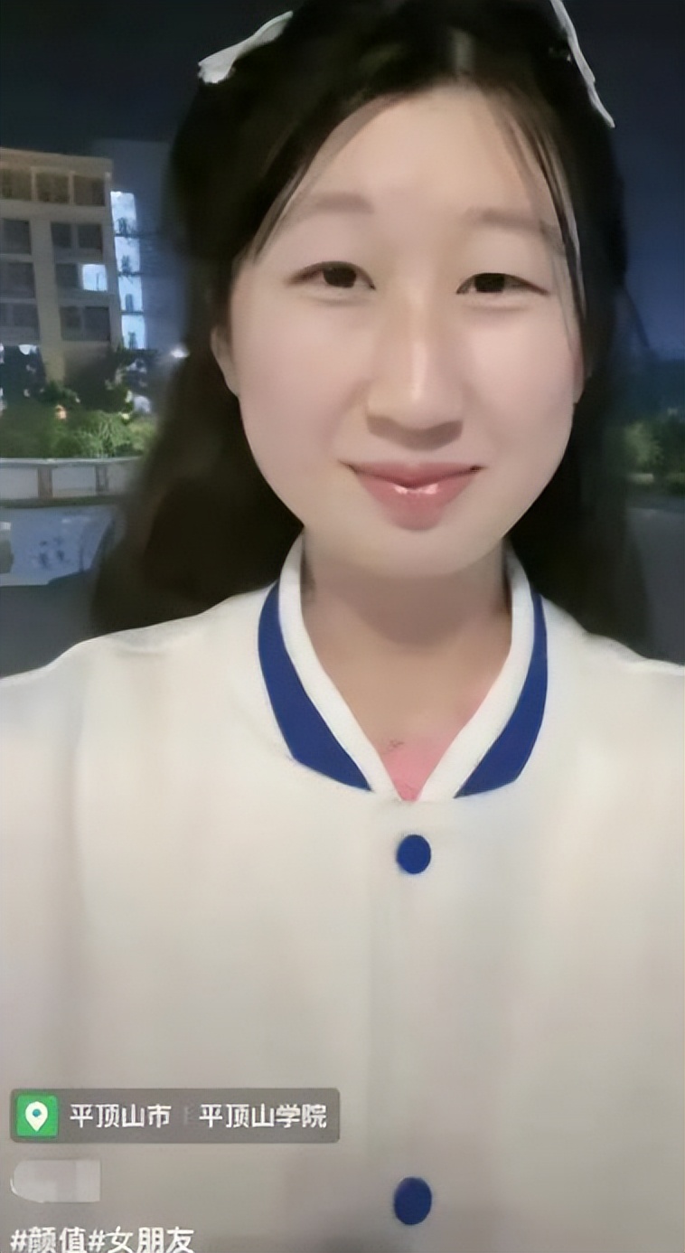 女大学生频繁晒自拍,引起众人质疑和嘲讽,太自信还是“博眼球”