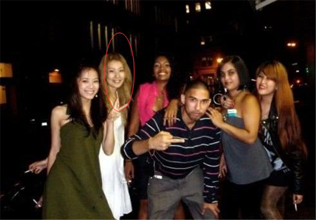 演绎|王宝强女友冯清被曝骗婚后，近况曝光，和闺蜜出门逛街懂得避嫌