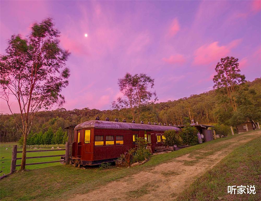 夫妻俩买下1950年废弃火车,将一节车厢变成70㎡小家,太有特点了
