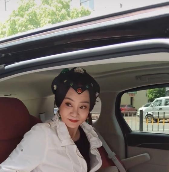 刘雪华|刘雪华在横店拍戏，一脸浓妆也难掩老态，网友：61岁的女人不容易