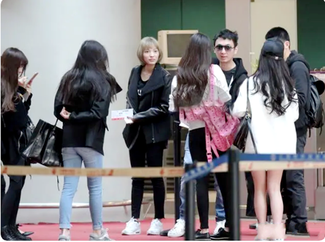 王思聪|34岁王思聪打人后首现身!独自排队吃平价餐馆,身边没有美女陪伴