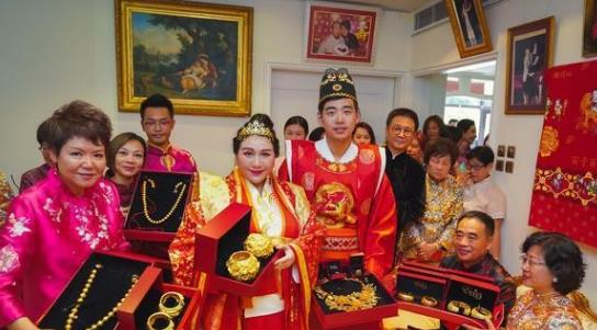 何超盈|五百万彩礼换14亿陪嫁,帅小伙迎娶180斤何超盈,女方还年长八岁