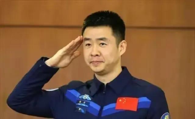 恭喜陈冬,创下新记录!目前只有景海鹏出马,才可能打破
