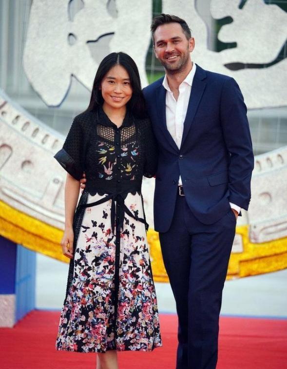 张末|张艺谋女儿现身活动，180外籍老公帅气抢镜，西装配布鞋低调朴素