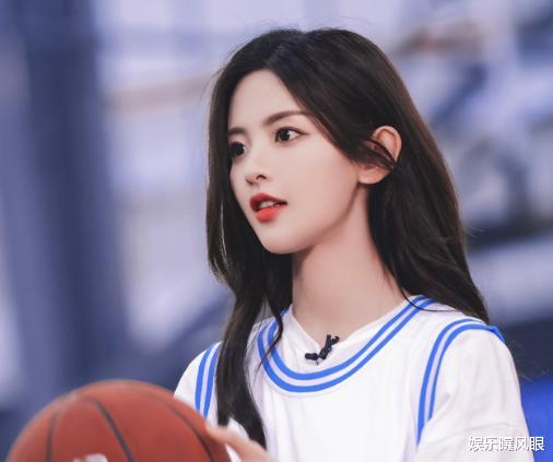 杨超越|杨超越直播劝人努力引热议,得了便宜还卖乖,网友炮轰她不配