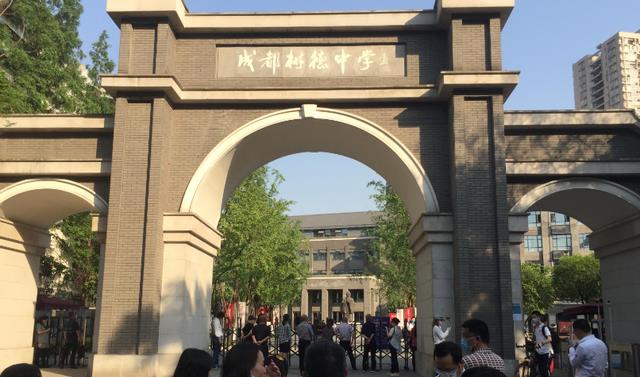 教师|一中学男教师火了,长相极具少年感,因酷似“余淮”惹人注目