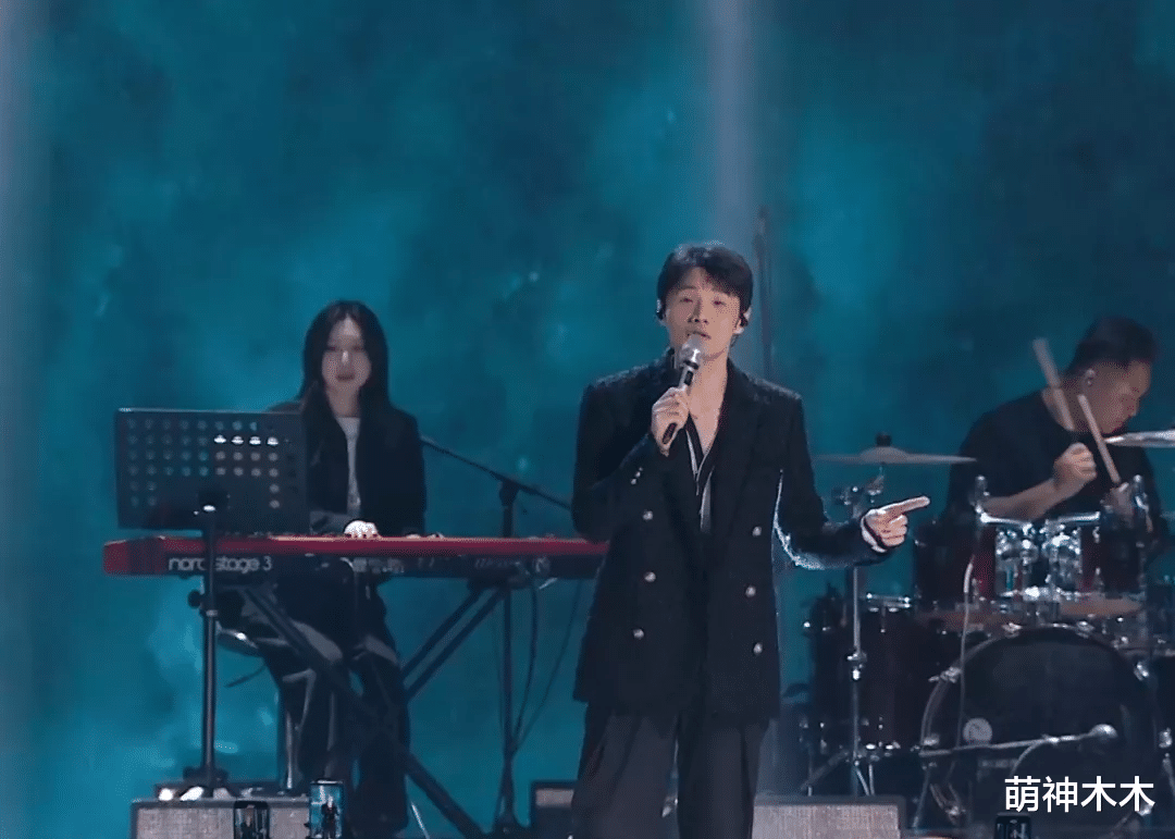 言承旭|众星年货晚会：鞠婧祎半永久抢镜，张韶涵发型失败，言承旭疲倦