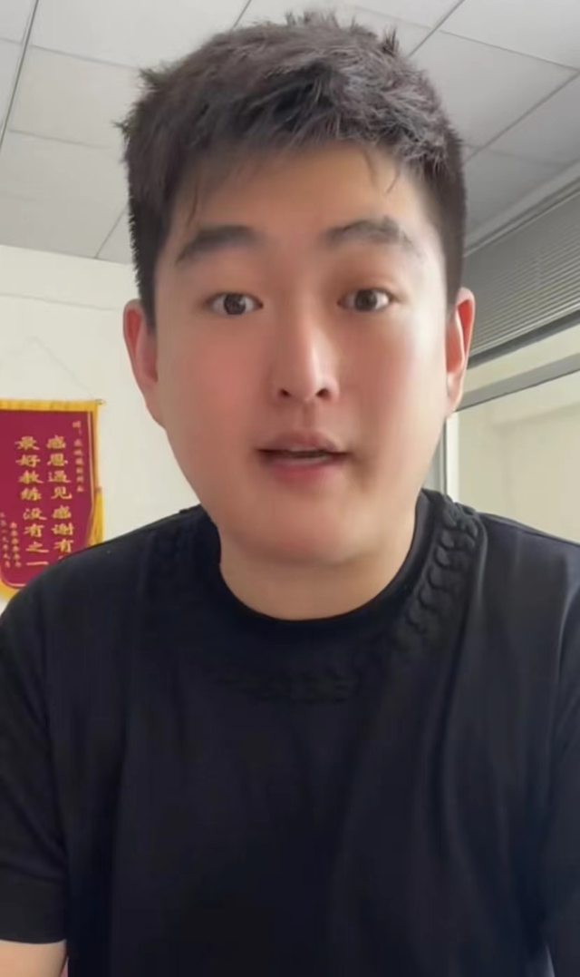 饮食 赵本山儿子再开减肥训练营！豪包两大栋高楼，卖力介绍大肚腩抢眼