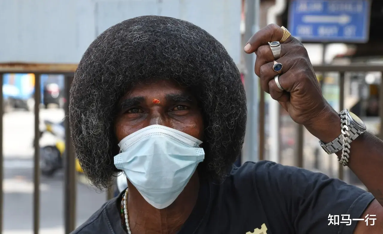 苦瓜 老翁有幸受邀环游世界 全凭发型长得像头盔