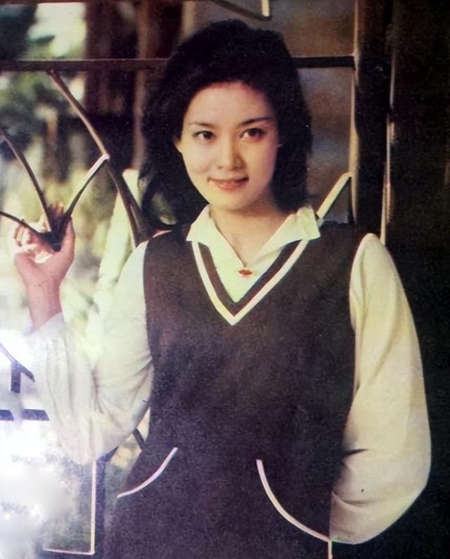 潘虹|“无子女”演员晚年现状,潘虹皈依佛门,傅丽莉花60万养狗为伴