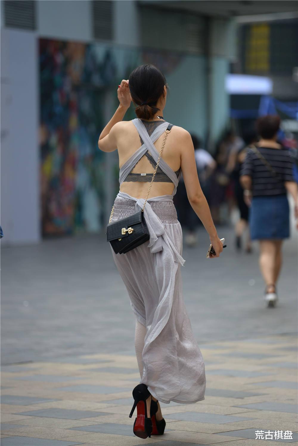 灰色的连衣长裙，薄纱的款式，搭配细高跟凉鞋