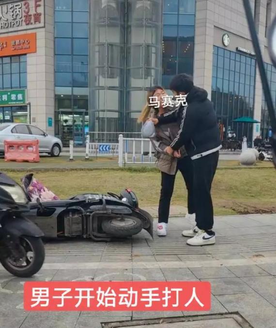 江苏,“玩够了就甩手不要了?”女子大街上抓住男子:快还我钱!