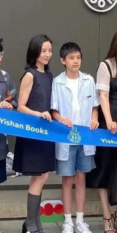 董洁|梁朝伟又中枪了,董洁带儿子参加活动,网友:儿子跟梁朝伟很像