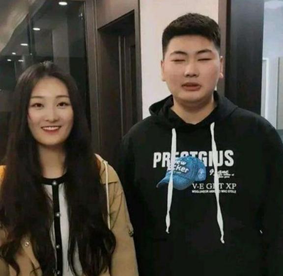 朱单伟|朱单伟绯闻女友开直播，夸赞小伟高大威猛有男人味，承诺不会带货