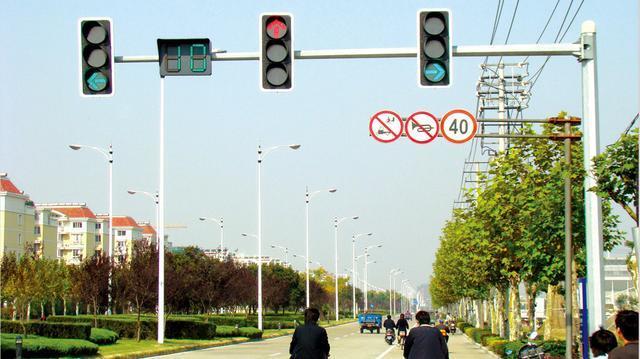 如果红灯15分钟不变绿灯,车主过去算不算闯红灯?交警:再说这一次