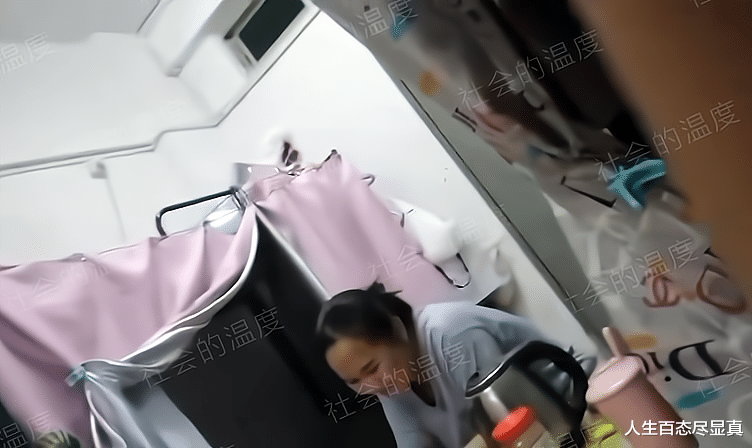打工妹宿舍没有空调,穿着裙子也抵不住热浪,睡不着竟比拼前男友