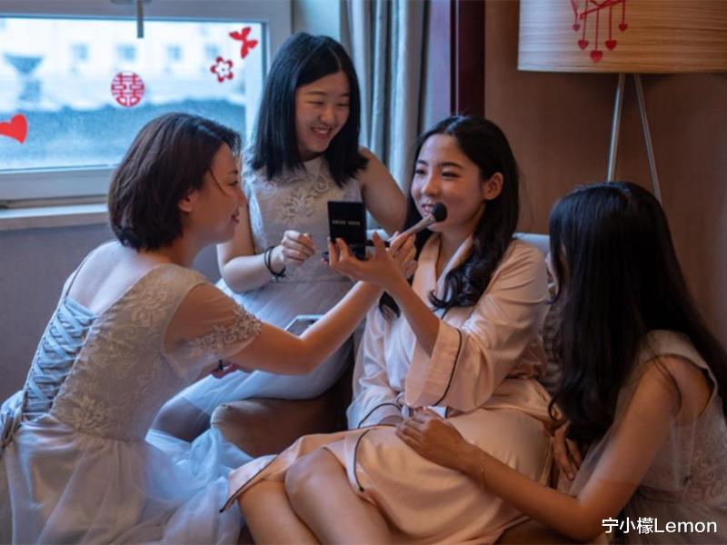 大学生|探访22岁“职业伴娘”：身为在校大学生，却7个月做了10次