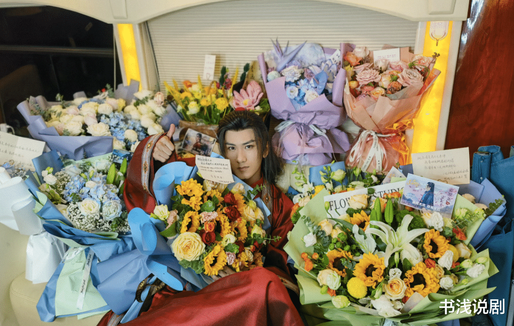 迪丽热巴|借着迪丽热巴的“东风”,肖顺尧终翻红,《莲花楼》里挑大梁!